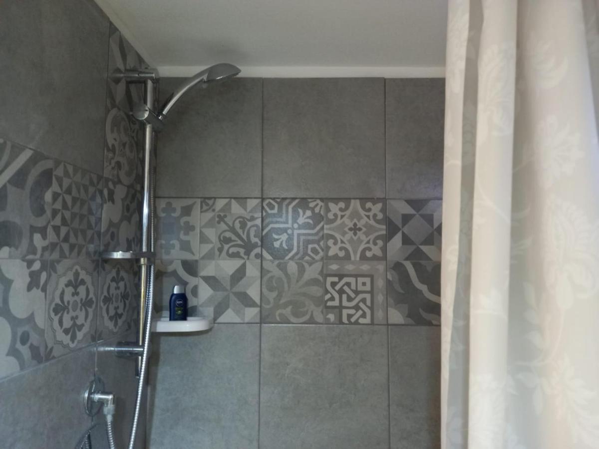 Room In Historical City Centre With Private Bathroom 卡塔尼亚 外观 照片