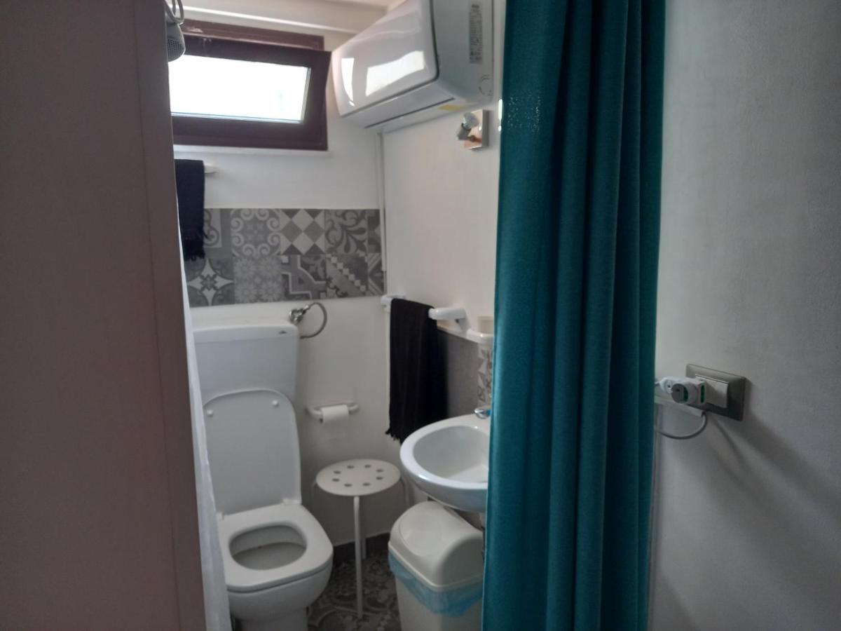 Room In Historical City Centre With Private Bathroom 卡塔尼亚 外观 照片