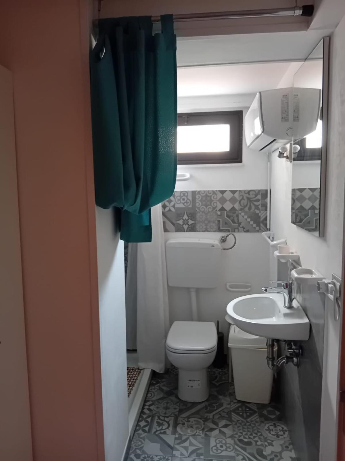 Room In Historical City Centre With Private Bathroom 卡塔尼亚 外观 照片